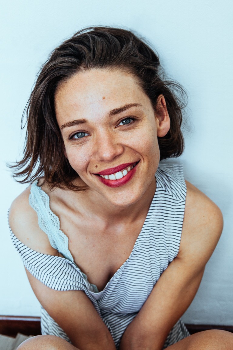 femme-brune-yeux-bleus